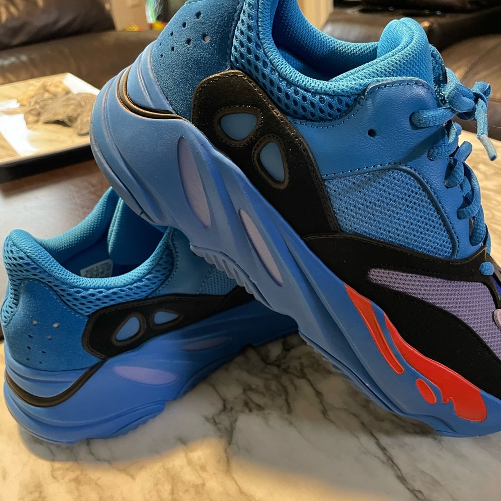 Adidas Yeezy Boost 700 Sneaker - Picture 4 of 8
